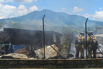 Incendio estructural en el corregimiento de San Antonio de Prado. FOTO: DAGRDMEDELLIN