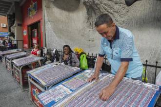 Venta de chances y loterías en el centro de Medellín. / FOTO: ARCHIVO – MANUEL SALDARRIAGA