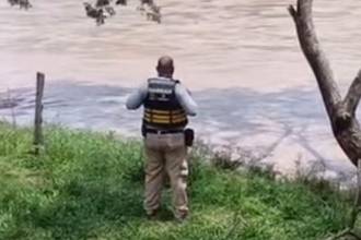 Los bomberos de varios municipios del Suroeste antioqueño buscan al uniformado. FOTO: CAPTURA DE VIDEO BOMBEROS BOLOMBOLO