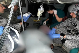 Traslado de la víctima en helicóptero desde Urrao hasta Rionegro. /FOTO: FUERZA AÉREA COLOMBIANA