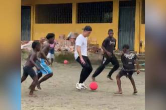 El futbolista Matheus Uribe jugando con los niños en el Chocó. FOTO: X @MAROVAAN