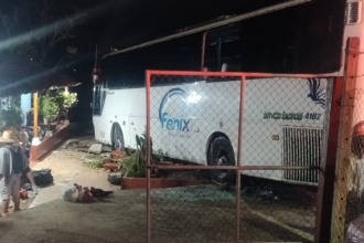 Choque de bus produjo la muerte del conductor y 10 pasajerosquedaron heridos en Barbosa. / FOTO: CORTESÍA