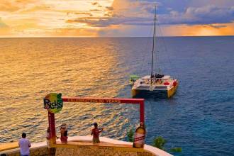 Atardecer en el Risk’s Café, inaugurado en 1974 como el primer bar y restaurante público de su tipo en los acantilados de West End en Negril, Jamaica. FOTO: JENNIFER VILLAFAÑE