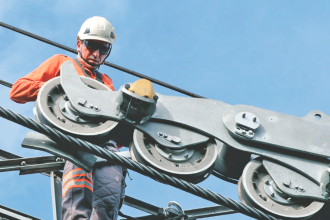 Realización de labores de mantenimiento del metrocable en Medellín. /FOTO: CORTESÍA