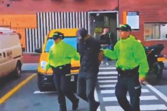 Alias Chepe salió esposado por uno de los parqueaderos de la Terminal de Transportes Norte. /FOTO: CORTESÍA