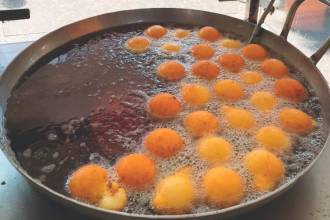 Los buñuelos son el gancho en muchas panaderías, no en vano suelen fritarlos en la entrada de las mismas. FOTO: JAIDER ESCOBAR