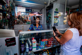 Doña Ángela nunca ha tenido problemas al recibir pagos con Nequi y los vecinos siempre preguntan por la aplicación de pagos ya que casi nunca tienen efectivo. Otra ventaja es que pueden pagar cifras muy pequeñas, entonces todos contentos, dice ella. /FOTO: JAIME PÉREZ