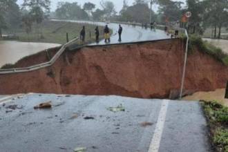 Así quedó la vía quedó el puente sobre el río Mulatos en Necoclí. FOTO: RED SOCIAL X @JuanTravesias