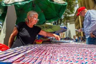 Venta de loterías y chances en Medellín. / FOTO: ARCHIVO – CAMILO SUÁREZ