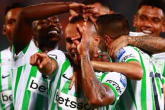 El delantero atlanticense, Andrés Sarmniento (centro), no se quedó con las ganas de celebrar en el arco contrario. / FOTO: MANUEL SALDARRIAGA