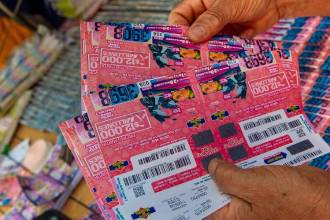 Venta de loterías y chances en el centro de Medellín. / FOTO: CAMILO SUÁREZ