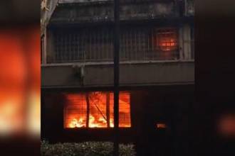 Cerca de diez personas encapuchadas entraron a una oficina dentro del Politécnico Jaime Isaza Cadavid y le prendieron fuego. CAPTURA DE PANTALLA - VIDEO CORTESÍA