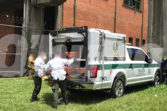 El cuerpo hallado en el río fue trasladado por la Sijín de la Policía a Medicina Legal. FOTO: LAURA ROSA JIMÉNEZ VALENCIA