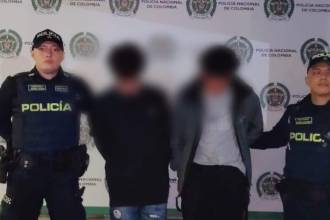 Dos de los capturados por robo en Medellín. FOTO: POLICÍA METROPOLITANA