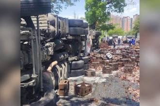 Así quedaron esparcidas las cajas en la vía. FOTO: CORTESÍA DENUNCIAS ANTIOQUIA