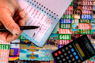 Venta de loterías en Medellín. /FOTO: CAMILO SUÁREZ