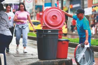 Las canecas, que van desde los 10 hasta los 130 litros, están exhibidas en la entrada de los locales de los distintos sectores de Bello, para no perder ni una sola venta. /FOTOS: MANUEL SALDARRIAGA