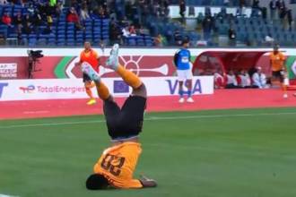 Futbolista Patson Daka casi se lesiona celebrando un gol con Zambia. FOTO: D.R.A