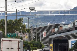 Esta es una de las nuevas cámaras de fotodetección de Envigado. Está ubicada en la avenida Regional antes del Viva Envigado. FOTO: CAMILO SUÁREZ
