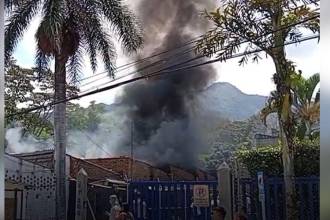Las llamas dejaron daños materiales; no se reportaron personas lesionadas. FOTO: CAPTURA DE VIDEO CORTESÍA