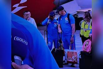 Momento captado en televisión cuando el utilero baja del avión con la bolsa de Tiendas Ara. FOTO: TOMADA DE X @TOMASFORERO08