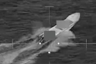 Grabación del momento en el que fue bombardeada la embarcación. FOTO: TOMADA DE X @planoinforma