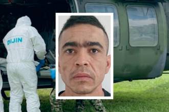 El cadáver de Edward Alexánder Cartagena Ortiz, alias Cartagena, fue sacado de la zona donde fue abatido en un helicóptero del Ejército Nacional. FOTO: TOMA DE VIDEO EJÉRCITO NACIONAL (FONDO) Y CORTESÍA (DETALLE)