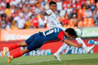 Jeison Medina abrió el camino del triunfo Poderoso ayer ante Llaneros en el Atanasio, donde los hinchas volvieron a apoyar al equipo. FOTO: CAMILO SUÁREZ