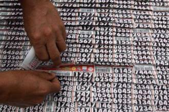 Revise los números ganadores; la suerte pudo acompañarlo este fin de semana. FOTO: JULIO CÉSAR HERRERA