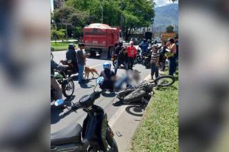 Este incidente que dejó un fallecido se presentó en Bello, a la altura de la glorieta de Niquia y se vieron involucrados una motocicleta y una volqueta. / FOTO: DENUNCIAS ANTIOQUIA