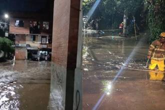 Valadares tuvo varios sectores inundados por taponamiento de alcantarillas. FOTOS: ALCALDÍA DE BELLO Y COMUNICADOSMEDELLIN