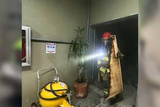 Dos tripulaciones de Bomberos Medellín controlaron el fuego en fase inicial en el sótano de edificio José Félix de Restrepo (Palacio de Justicia) / FOTO: DAGRD-MEDELLÍN