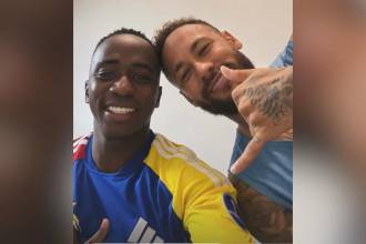 El futbolista colombiano Edwin Mosquera y el brasilero Neymar Jr. FOTO: @SHIRRASCO70