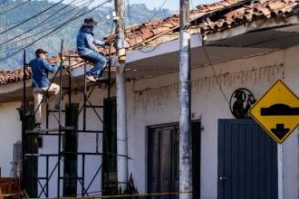 Después del terremoto, los afectados han buscado alternativas para mitigar el impacto del sismo en sus viviendas. FOTO: JULIO CÉSAR HERRERA