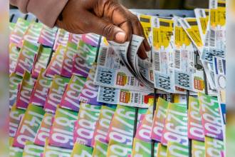 Venta de loterías en Medellín. FOTO: JUAN ANTONIO SÁNCHEZ