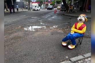 Me tocó tomarme la foto rápido porque los huecos están por toda la calle y la vía es muy transitada. Uno no sabe si de pronto puede pasarle algo. FOTO: FAISURY SÁNCHEZ