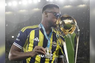 Jhon Jáder Durán celebrando su título con el Fenerbahçe. FOTO: @JADERDURAN9