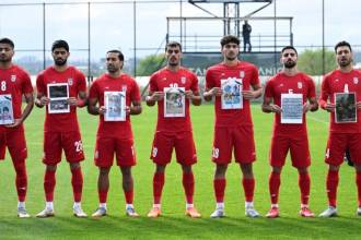 Los jugadores de Irán salieron a la cancha y posaron con fotos de niños asesinados en los bombardeos por Estados Unidos. FOTO: GETTY IMAGES