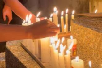 Población yaliseña se reunió para encender las velas. FOTO: CAPTURA DE VIDEO TOMADA DE FACEBOOK ALCALDÍA DE YALÍ
