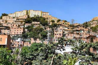 El operativo dejó como resultado información que permitió elaborar 72 informes técnicos por presuntos comportamientos contrarios a la integridad urbanística. FOTO: ALCALDÍA DE MEDELLÍN