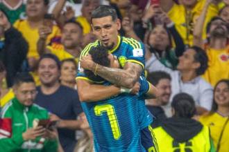 Daniel Muñoz (arriba) y Luis Díaz (abajo) celebrando el segundo gol de la Selección Colombia ante Uzbekistán. FOTO: JUAN ANTONIO SÁNCHEZ - ENVIADO ESPECIAL