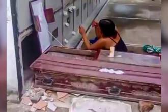 Momento en que la mujer se posaba alrededor del ataúd en Santander. /FOTO: TOMADO DE VANGUARDIA