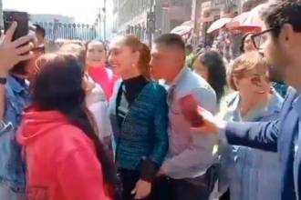 Momento en el que Uriel Rivera acosa a la presidenta de México, Claudia Sheinbaum, mientras esta saluda a sus seguidores en la calle. / FOTO: CAPTURA DE VIDEO 