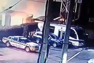 Momento de la conflagración en la estación de Policía. /FOTO: CAPTURA DE VIDEO