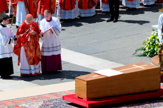 La despedida final al concluir la Misa Solemne de Réquiem por el Papa Francisco. /FOTO: X @VaticanNews