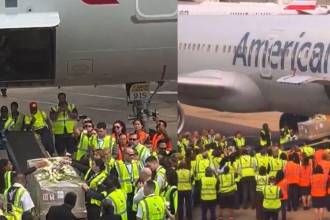 Entre flores, lágrimas y la compañía de sus compañeros llegó el cuerpo de Fernando a Dallas. FOTO: CAPTURA DE PANTALLA X