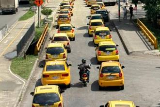 Concentración de taxistas en Jumbo de la 65 y en el sur del área metropolitana. /FOTO: DENUNCIAS ANTIOQUIA