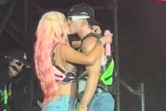 Karol G salió de sorpresa en el último concierto de Feid. /FOTO: X @feidsite