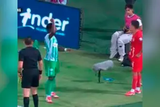 El jugador pasó por el frnete de Juanfer Quintero cuando este se preparaba para cobrar un tiro de esquina. /FOTO: CAPTURA DE PANTALLA