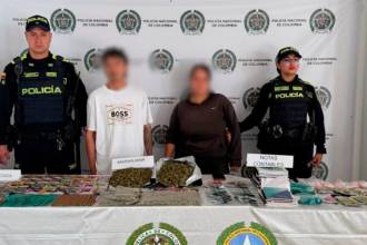 Captura de alias La Chinga y alias Lenis, presuntos integrantes del grupo delincuencial El Trianón. FOTO: POLICÍA METROPOLITANA DEL VALLE DE ABURRÁ